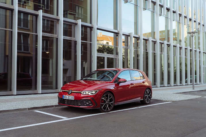 Volkswagen Golf: iconic, firesc, practic, pasional